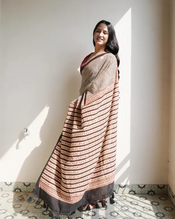 Black_Cotton_Silli_Print_Mul_Saree_With_Tassels_For_Women